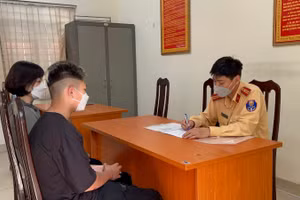 Cơ quan chức năng thiết lập hồ sơ vi phạm với 2 thiếu niên.