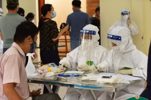 Xét nghiệm Covid-19 cho người lao động sau Tết (Ảnh minh họa).