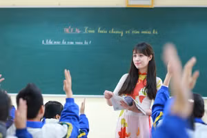 Cô Nguyễn Lan Phương - Phó Hiệu trưởng Trường THCS Minh Khai trong một tiết dạy (Ảnh TL.)
