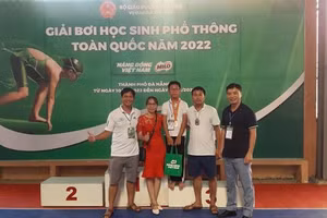 Thầy cô chúc mừng Vũ Đình Huy Hoàng - Trường Tiểu học Vô Tranh số 1 giàng Huy chương giải bơi.