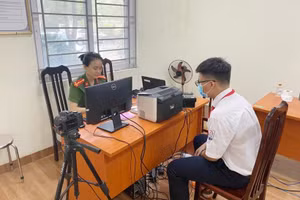 Học sinh làm thẻ căn cước công dân (Ảnh minh họa).