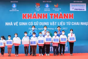 Phó Chủ tịch Thường trực UBND tỉnh Vương Quốc Tuấn (đứng giữa hàng phía sau) tặng quà cho học sinh.
