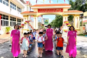 Học sinh lớp 1 tại huyện Việt Yên hân hoan tựu trường sáng 22/8.