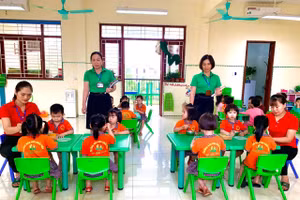 Cô trò trường Mầm non Khắc Niệm trong một tiết học.