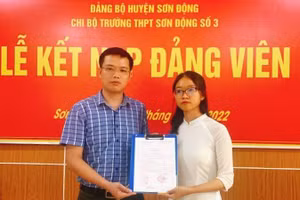 Thầy Nguyễn Đình Linh trao Quyết định kết nạp đảng viên cho học sinh Bùi Thị Phúc.