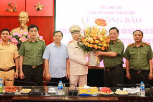 Trung tướng Nguyễn Hải Trung - Giám đốc Công an thành phố Hà Nội chúc mừng Thiếu tướng Nguyễn Hồng Ky.