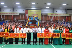 Lãnh đạo quận Cầu Giấy trao cờ lưu niệm cho các đơn vị.