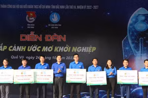 Phó Bí thư Tỉnh Đoàn Trần Văn Đăng trao tặng 50 suất học bổng cho đại diện các huyện, thành phố.