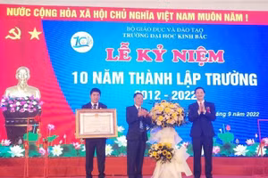 ​​​​​Ông Vương Quốc Tuấn - Phó Chủ tịch Thường trực UBND tỉnh Bắc Ninh trao tặng bằng khen cho Trường Đại học Kinh Bắc.