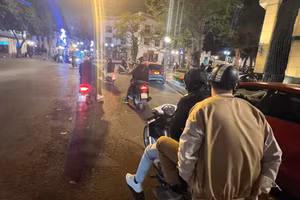 Công an quận Hoàn Kiếm xử lý nghiêm các bãi trông giữ xe tự phát. 