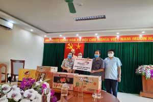 Đại diện Công ty Masan Consumer trao tặng các sản phẩm công ty cho đại diện UBND Huyện Quế Phong - Nghệ An.