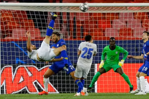 Porto gây bất ngờ nhờ siêu phẩm của Taremi. (Ảnh: Getty).