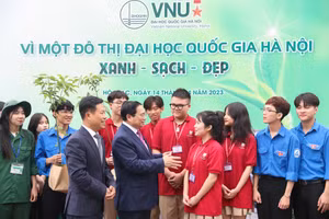 Thủ tướng Phạm Minh Chính gặp gỡ sinh viên ĐHQGHN.