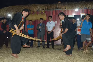 Réo rắt tiếng Khèn trên cao nguyên đá Tủa Chùa