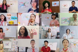 Học sinh thích thú khi tham gia cuộc thi vẽ sơ đồ tư duy.