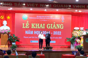 PGS.TS Huỳnh Thanh Hùng- Quyền hiệu trưởng Nhà trường trao học bổng cho thủ khoa