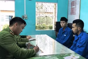 Hai đối tượng Quách Văn Chính và Dương Văn Quân tại cơ quan công an.