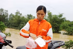 Bữa no đầu tiên trong 3 ngày sống trong lũ lụt.