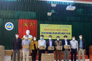Phó Giám đốc Sở GD&ĐT Hà Tĩnh Nguyễn Thị Nhung Quyên trao máy tính bảng cho đại diện các cơ sở giáo dục.