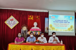 Ban tổ chức và Ban giám khảo cuộc thi trả lời các câu hỏi của học sinh.