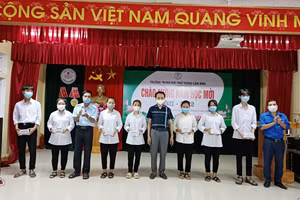 Thầy Nguyễn Văn Quang - Hiệu trưởng Trường THPT Cẩm Bình trao điện thoại cho các học sinh.
