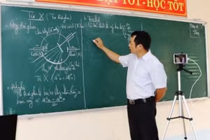 Thầy Quý trong một tiết dạy học tại trường gần đây.