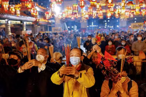 Người dân Hong Kong thắp hương trong Đền Wong Tai Sin trước giao thừa. (Ảnh: Reuters/Tyrone Siu)