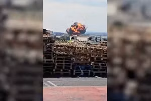Video khoảnh khắc F-18 lao xuống đất