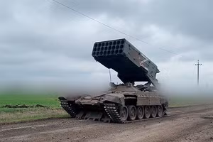 Pháo phản lực TOS-1A Solntsepek khai hỏa trong một trận chiến gần Svatovo-Kremennaya.