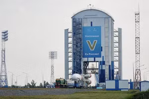 Tên lửa Soyuz với tàu thăm dò Luna-25 được vận chuyển đến bệ phóng tại sân bay vũ trụ Vostochny ở Nga, ngày 8/8. (Ảnh: Roscosmos/RSC Energia)