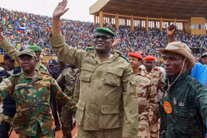 Mohamed Toumba, một trong những nhân vật hàng đầu của chính quyền quân sự lãnh đạo Niger, tham dự một cuộc biểu tình ở thủ đô Niamey.