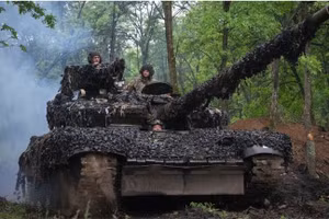 Binh sĩ Ukraine trên xe tăng dọc đường tới vị trí của họ ở Donbass, ngày 23/5/2023. (Ảnh: AP)
