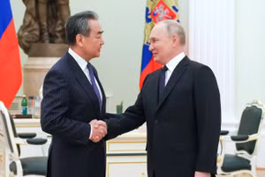 Tổng thống Nga Putin và Ủy viên Quốc vụ Trung Quốc Vương Nghị
