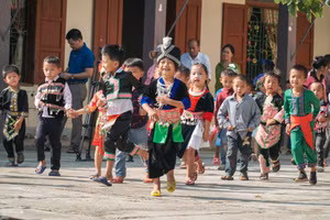 Học sinh Trường Tiểu học Nậm Cắn 1 (huyện Kỳ Sơn, Nghệ An) háo hức mặc trang phục truyền thống đi tựu trường