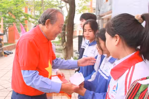 Ông Trương Hòa Bình, nguyên Phó Thủ tướng Thường trực Chính phủ trao học bổng đến học sinh Quảng Trị.