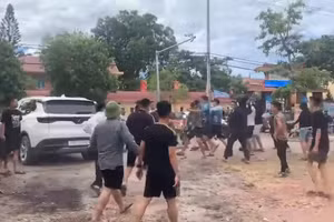 Nhóm thanh niên "hỗn chiến" gây náo loạn đường phố ở Quảng Bình.