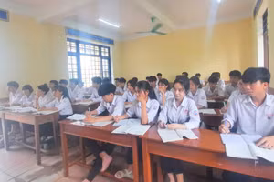 Học sinh khối 12 tại Trường THPT Vĩnh Định tập trung ôn tập tốt nghiệp.