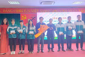 Ông Đặng Ngọc Tuấn - Giám đốc Sở GD&ĐT Quảng Bình tặng hoa đến các học sinh tham dự kỳ thi.
