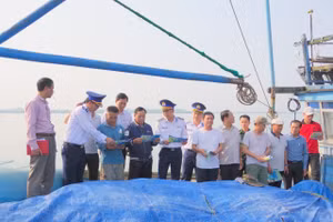 Lực lượng Cảnh sát biển phát tờ rơi tuyên truyền cho bà con ngư dân các xã, thị trấn ven biển huyện Gio Linh (Quảng Trị).