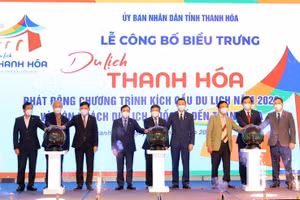 Lãnh đạo Bộ VH, TT&DL, Tổng cục Du lịch Việt Nam, Hiệp hội Du lịch Việt Nam và tỉnh Thanh Hóa thực hiện nghi thức nhấn nút phát động chương trình kích cầu, mở cửa đón khách du lịch quốc tế đến Thanh Hóa.