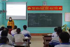 Cô Trần Thị Mai, Trường THPT Nga Sơn (huyện Nga Sơn, Thanh Hóa) trong giờ dạy Ngữ văn.