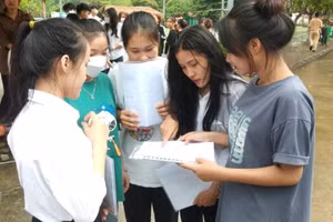 Thí sinh ở Thanh Hóa trao đổi với nhau sau khi kết thúc buổi thi môn Ngữ Văn