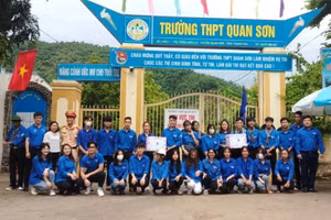 Lực lượng thanh niên tình nguyện tham gia Chương trình Tiếp sức mùa thi tại Trường THPT Quan Sơn (Thanh Hóa).