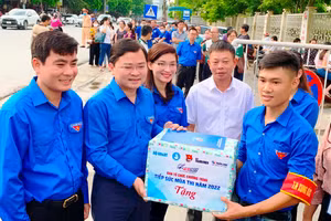 Đồng chí Nguyễn Anh Tuấn, Uỷ viên Trung ương Đảng, Bí thư thứ nhất Trung ương Đoàn thăm, động viên các tình nguyện viên tham gia “Tiếp sức mùa thi” tại điểm Trường THPT Chuyên Lam Sơn (Thanh Hóa).