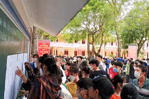 Thí sinh đến làm thủ tục dự thi tại Trường THPT Triệu Sơn 3, huyện Triệu Sơn (Thanh Hóa).
