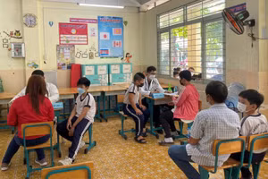 Học sinh khối 5 tiêm vắc xin ngừa Covid-19 tại điểm tiêm Trường Tiểu học Phú Thọ (quận 11)