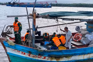 Lực lượng cứu hộ tiến hành sơ cứu nạn nhân.