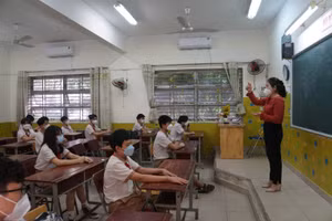 Học sinh trường THCS Lương Định Của hào hứng học tập khi trở lại trường học trực tiếp.