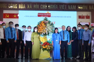 Công đoàn Giáo dục các tỉnh và trường Đại học tặng hoa chúc mừng 45 năm ngày thành lập Công đoàn Giáo dục TPHCM.