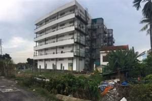 Một chung cư mini xây trái phép tại quận Bình Tân đang bị dừng thi công. Ảnh: CTV